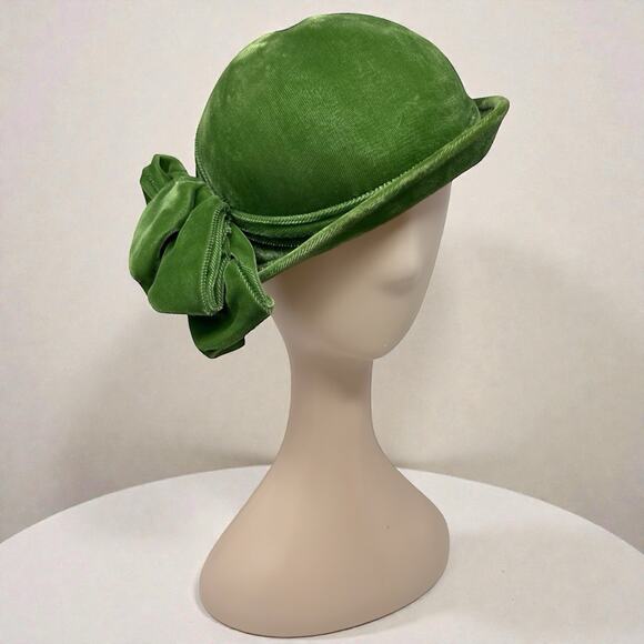 Vintage Emerald Green Velvet Cloche Hat Bow Rhinestone Mid Century 21” main image 4